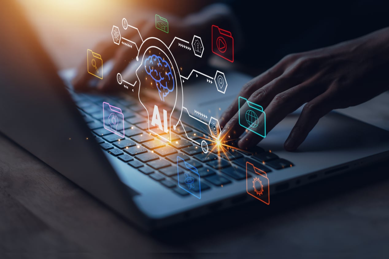 Eine Mitarbeiterin schaut auf den PC Monitor